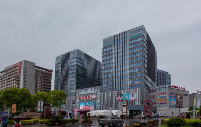 上海蓮花國際廣場：地鐵上蓋，交通樞紐旁的都市綠洲